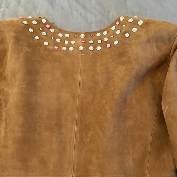 🎉🎉HP🎉🎉Embellished suede. Rich tan suede accented with mother of pearl beads - Picture 7 of 8